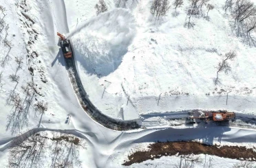 Hasköy-Mutki güvenlik yolunda çığ riskine rağmen karla mücadele sürüyor 