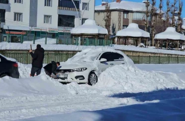Hasköy’de araçlar kar altında kayboldu 