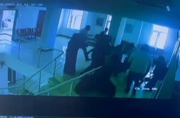 Hasta yakını ile sağlık çalışanları arasında "damar yolu" kavgası 