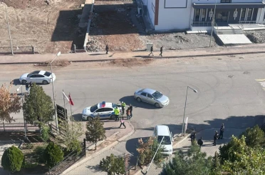 Hastane bahçesine girmek isteyen sürücü refüje çıktı 