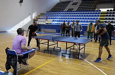 Hastane personeli masa tenisinde hünerlerini sergiledi 