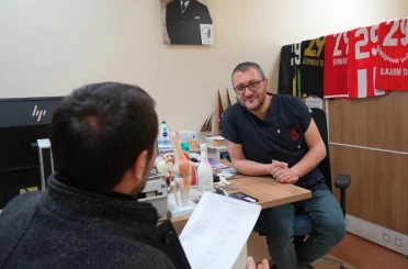 Hastaneden randevu alamayınca doktora taşlama şiir yazdı 