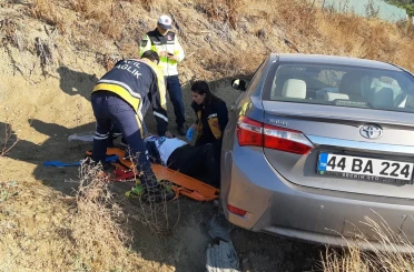 Hastaneye giden yaşlı çift kazada yaralandı 