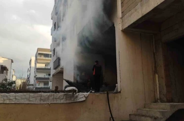 Hatay’da apartman dairesi ve metruk binada yangın 