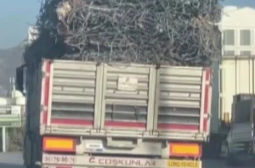 Hatay’da demir yüklü tır trafikte yürekleri ağza getirdi 