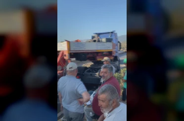 Hatay’da devrilen tır yolu trafiğe kapattı, uzun araç kuyruğu oluştu 