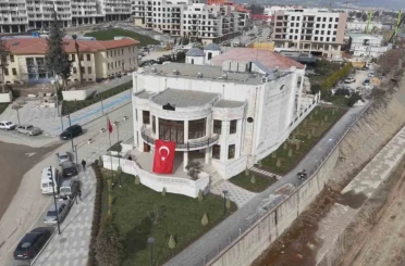 Hatay’da enkazdan taşları tek tek toplanan tarihi meclis binası 200 fore kazık üzerine yeniden inşa edildi 