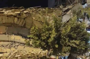 Hatay’da hasarlı bina yıkım esnasında çöktü 