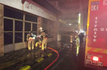 Hatay’da korkutan yangın: Akaryakıt istasyonunun yanındaki bina alevlere teslim oldu 