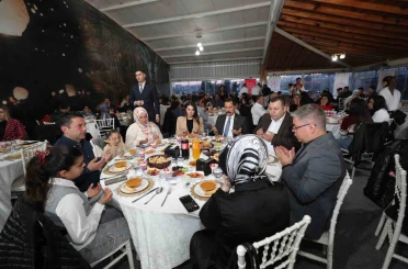 Hatay’da koruyucu aileler iftar sofrasında bir araya geldi 