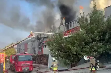 Hatay’da mobilya fabrikası alevlere teslim oldu
