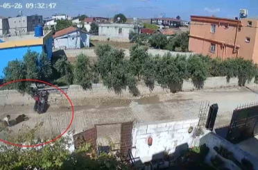 Hatay’da motosikletle tek teker yapan gençlerin duvara çarptığı anlar kamerada 