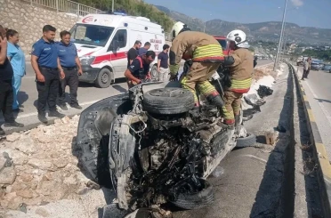 Hatay’da otomobil refüje çarptı: 1’i ağır 3 yaralı 