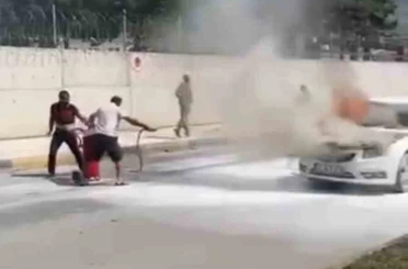 Hatay’da seyir halindeki araç alev aldı 