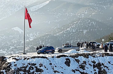 Hatay’ın zirvesinde gururlandıran bayrak değişimi 