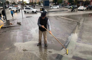 Hatboyu Caddesi’ni görevliler değil 63 yaşındaki vatandaş temizledi 