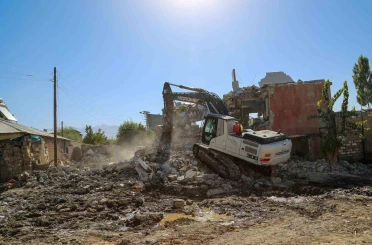 Hatuniye Caddesi’ndeki yıkım çalışmaları devam ediyor 