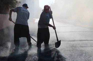 Hava 40, asfalt 200 derece: Adana’da işçilerin zorlu mesaisi 