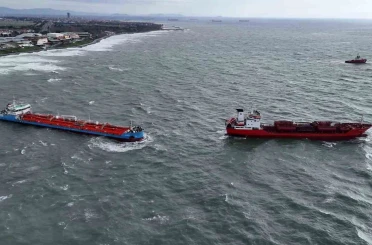 Hava şartları düzeldiğinde karaya oturan gemiyi kurtarma çalışmaları başlayacak 