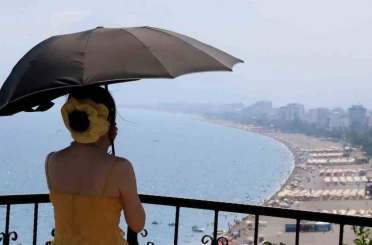 Hava sıcaklığının 34 derece ölçüldüğü Antalya’da deniz suyu sıcaklığı 30 dereceyi gördü 
