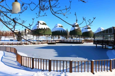 Hava sıcaklıklarının eksi 13’ü gördüğü kentte süs havuzları dondu 