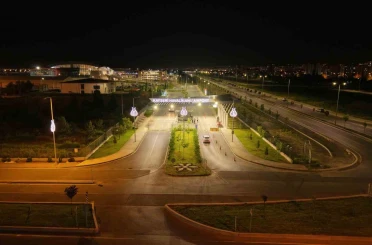 Havalimanı yolu geceleri renkli görünüme kavuşuyor 