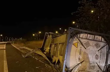 Havsa’da kimyasal yüklü tır bariyerlere çarparak devrildi
