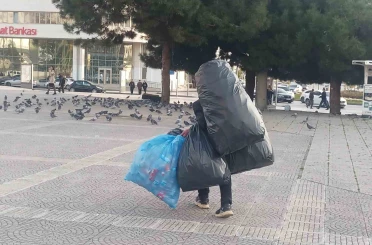 Hayatın yükünü sırtında taşıyor 