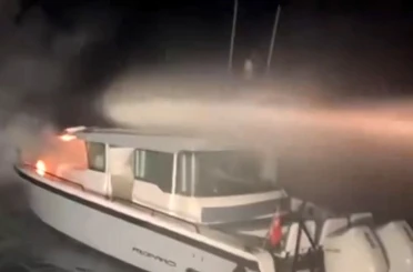 Haydarpaşa açıklarında yanan tekne alevlere teslim oldu 