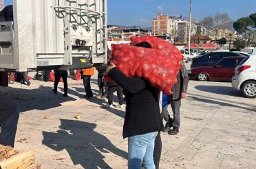 Hayır için dağıtılan tonlarca soğan bir saatte tükendi 