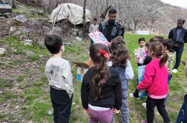 Hayırsever polisten binlerce öğrenciye anlamlı destek 