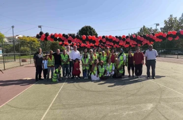 Hayırseverler bin 350 öğrenciye okul eşyaları hediye etti 