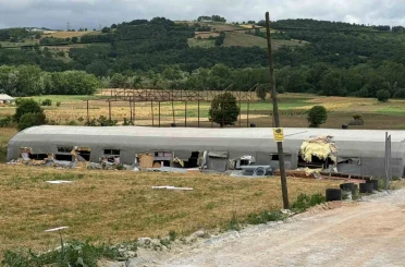 Hayvan çiftliğindeki yangında 5 kuzu telef oldu, bin balya küle döndü 
