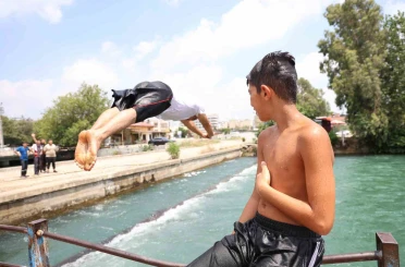 Hem canlarını hiçe sayıyorlar, hem de başkalarına kanalda yüzme öğretiyorlar 