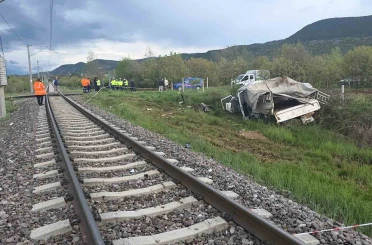 Hemzemin geçitte korkutan kaza: Yolcu treni kamyonete çarptı, 4 yaralı 