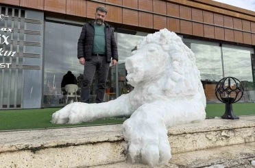 Her detayını 3 saat boyunca kaşıkla tek tek işledi, ortaya kardan aslan çıkardı 