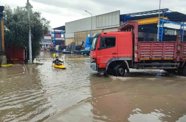 Her yağmurda göle dönen sokakta kano kullanmayı öğrendi 
