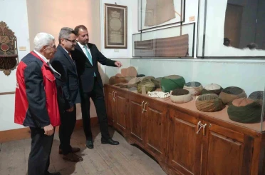 Her yıl binlerce kişinin ziyaret ettiği külliyedeki sarıklar, vatandaşlardan yoğun ilgi görüyor 