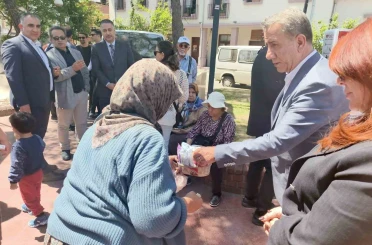 Herkes belediye başkanı olarak,işportacı teyze ise müşteri olarak gördü 