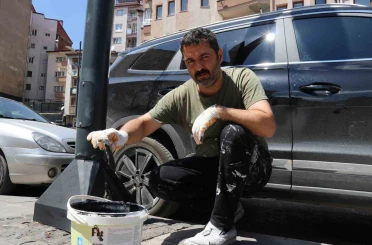 "Herşey belediyeden beklenmez" dedi, paslı ve bakımsız aydınlatma direklerini kendi imkanları ile boyadı 