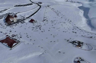 Hesarek Kayak Merkezi’nde yoğunluk: Ziyaretçiler karın keyfini çıkardı 