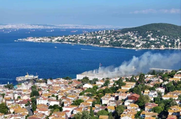 Heybeliada Deniz Harp Okulu’ndaki yangına müdahale sürüyor 