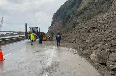 Heyelan kara yolunu kapattı, otomobilde maddi hasar meydana geldi 
