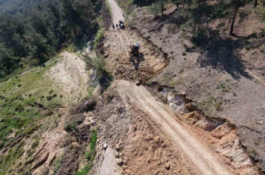 Heyelan nedeniyle kapanan Sülüklü Göl yolu ulaşıma açıldı 