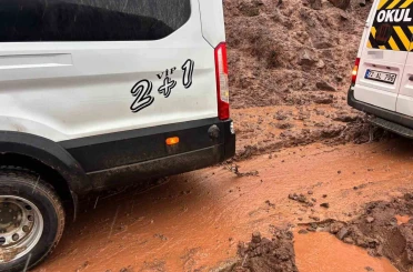 Heyelanda çamura saplanan okul taşıtı köylülerce kurtarıldı 