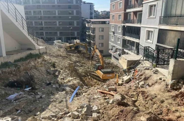 Heyelanda çöken istinat duvarının enkazını kaldırma çalışmaları sürüyor 