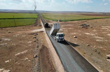 Hilvan’da 5 kilometrelik yolun sathi asfalt çalışmalarını tamamladı 