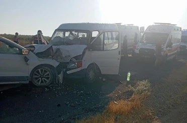 Hilvan’da tarım işçilerini taşıyan minibüs ile otomobil çarpıştı: 10 yaralı 