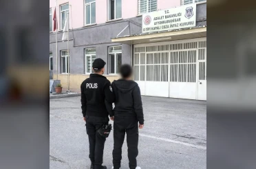 Hırsızlık suçundan aranan şahsı polis yakaladı 