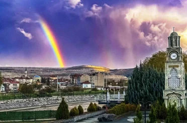 Hisarcık Saat Kulesi üzerinde gökkuşağı güzelliği 